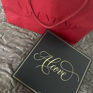 BRAND NEW VALENTINO’S SIZE 8, NEVER USED, COULDN’T RETURN DUE TO BEING A GIFT.